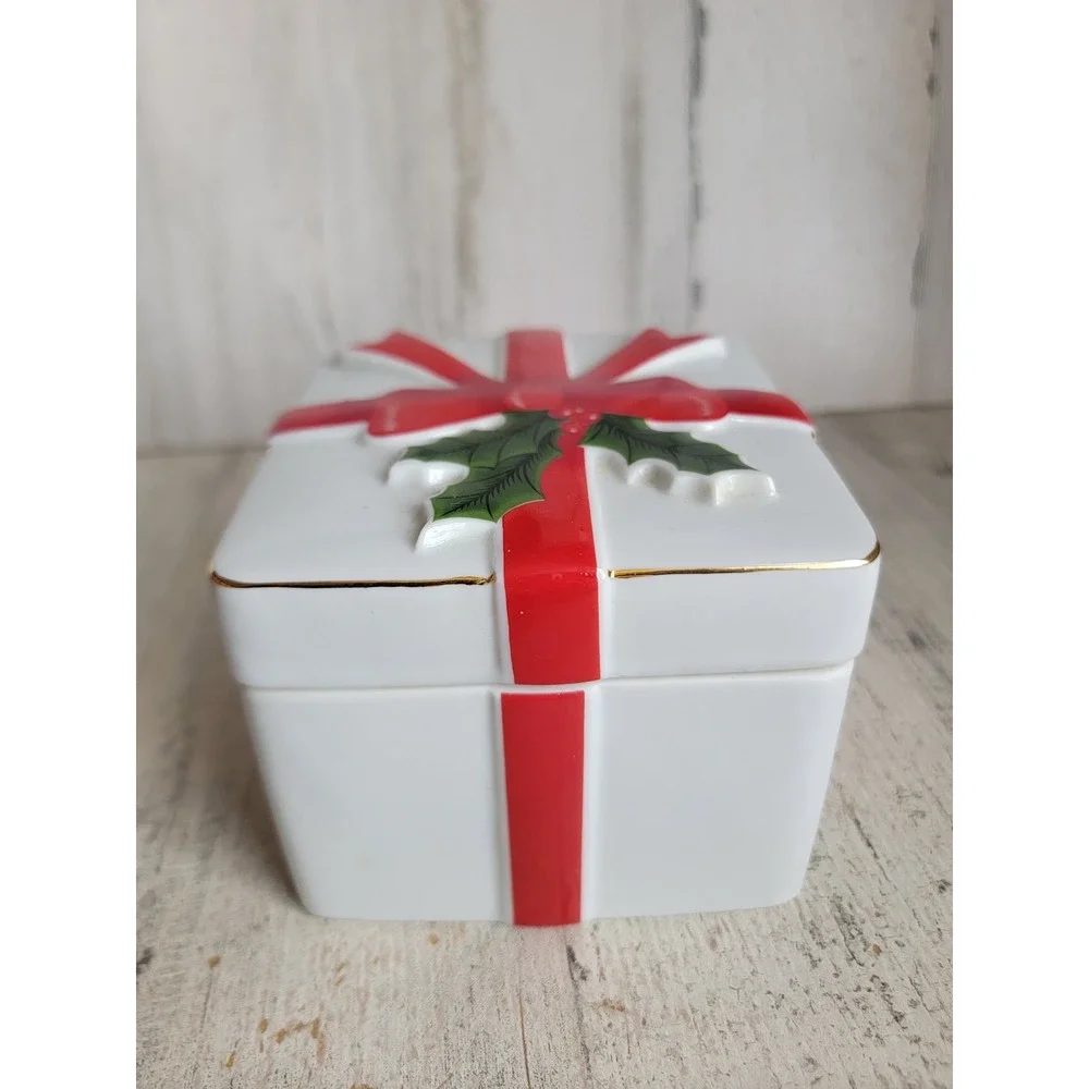 Mount‎ Clemens pottery vintage ceramic gift box container bow mistletoe unique